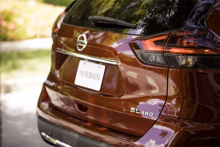 Các khách hàng Mỹ ở một số khu vực tại Mỹ còn có thể mua Nissan Rogue 2019 phiên bản hybrid. Nissan Rogue Hybrid 2019 có công suất tối đa 176 mã lực và hệ dẫn động cầu trước hoặc 4 bánh toàn thời gian. 