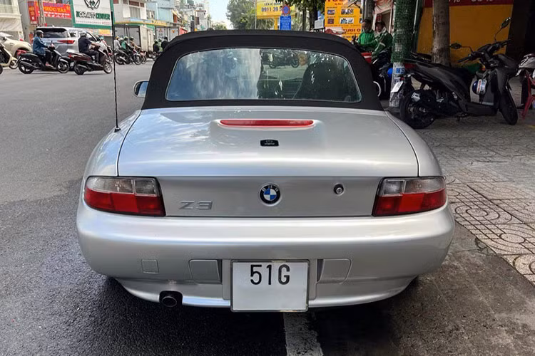 Động cơ V12 có công suất 322 mã lực tại 5.000 vòng / phút và mô-men xoắn 490 Nm tại 3.900 vòng/phút và sức mạnh được truyền qua hộp số tay 6 cấp. Mẫu concept này nặng hơn nhiều so với Z3 tiêu chuẩn ở mức 1.400 kg, với gần như toàn bộ trọng lượng vượt quá đó là do động cơ V12, trái tim lớn dẫn đến tỷ lệ phân bổ trọng lượng trước/sau là 70/30. Các thử nghiệm cho thấy xe có thời gian tăng tốc 0–100 km/h là 5,5 giây và tốc độ tối đa là 263 km/h.