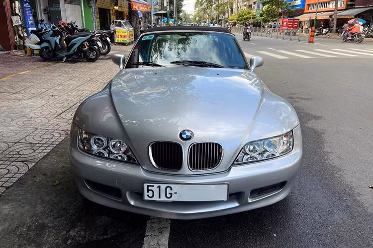 Chiếc BMW Z3 Roadster của ông Đặng Lê Nguyên Vũ có màu bạc, xe được dán thêm logo UN ở 2 bên cửa xe, ngoài ra, khoang lái còn độ thêm hộc đựng cốc và tàn gạt xì gà. Vì mua xe BMW Z3 Roadster chỉ mang tính sưu tập, ngoài ra, ông Vũ còn hay lái nó trên phố để cho mọi người ngắm, 1 trong các xe BMW Z3 Roadster đẹp nhất Việt Nam.