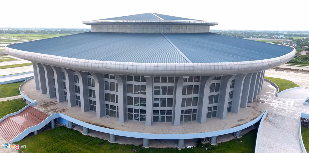 Ông Dân, bảo vệ khu vực này cho biết nhà thi đấu đang trong quá trình sửa chữa bên trong.