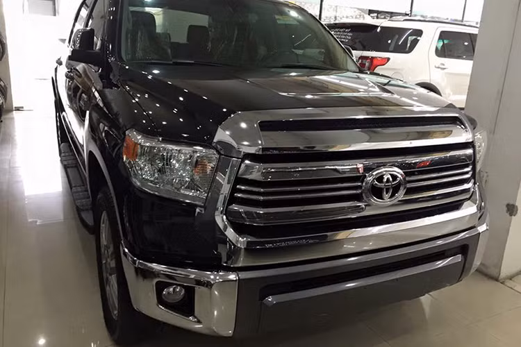Ra mắt vào năm 1999, Tundra là dòng xe bán tải cỡ lớn cao cấp nhất của Toyota. Đây cũng là mẫu bán tải cỡ lớn đầu tiên từ Nhật Bản để cạnh tranh với các đối thủ Mỹ. Với thế hệ Tundra thứ 2, vào năm 2014 phiên bản đặc biệt Toyota Tundra 1794 Edition đã được ra mắt để cạnh tranh với các đối thủ nội địa như Ford F150 King Ranch hay Dodge Ram Laramie.