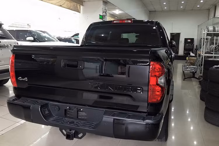 Tên gọi của xe xuất phát từ năm thành lập trang trại nuôi bò lâu đời nhất Texas, được thành lập bởi Juan Ignacio de Casanova vào năm 1794. Sau này, nhà máy của Toyota tại Texas đã được xây trên nền đất của trang trại này. Về ngoại thất, Tundra 1794 bản đặc biệt tại Việt Nam này không có sự khác biệt lớn so với các bản thường.
