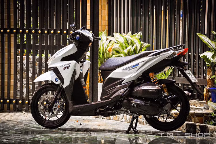 Mặc dù đã được nhà sản xuất Honda tại Indonesia thiết kế mang phong cách thể thao, cá tính. Nhưng chiếc xe tay ga này khi về Việt Nam vẫn được người chơi trang bị hàng loạt phụ kiện hàng hiệu khiến cho nó bắt mắt và đậm chất chơi hơn.