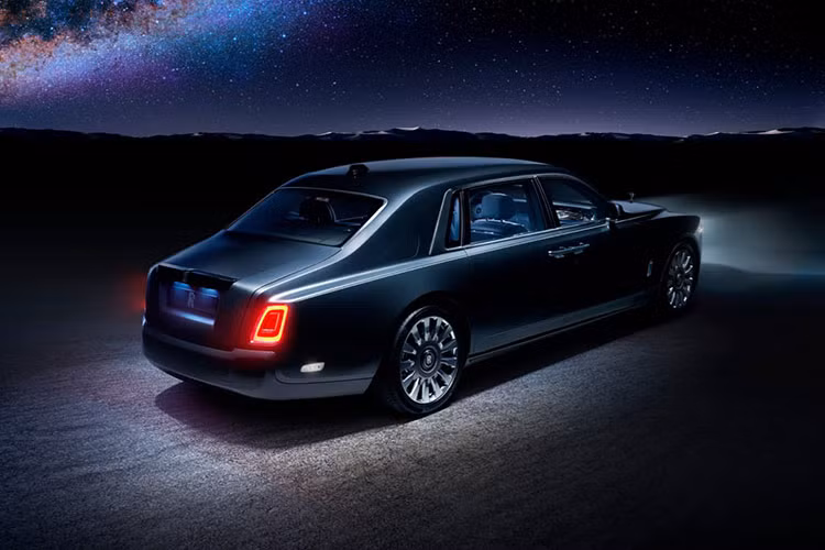 Trang Carscoops dẫn một số nguồn tin thân cận với Rolls-Royce cho biết gần đây hãng xe siêu sang này đã bán một số chiếc xe đặc biệt thông qua ứng dụng WeChat của Trung Quốc. Được coi là sự kết hợp giữa Whatsapp, Instagram và Paypal, WeChat chủ yếu được sử dụng để gửi và nhận tin nhắn, giống như các ứng dụng nhắn tin quen thuộc khác của phương Tây.