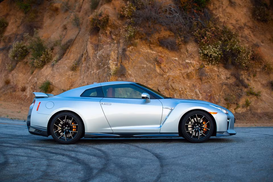 Theo đó, Nissan GT-R 2019 bản tiêu chuẩn Pure tại thị trường ôtô Mỹ có giá khởi điểm chỉ 99.990 USD (khoảng 2,32 tỷ đồng). So với phiên bản cũ, xe đã tăng giá nhưng vẫn rẻ hơn nhiều so với đối thủ cùng phân khúc.