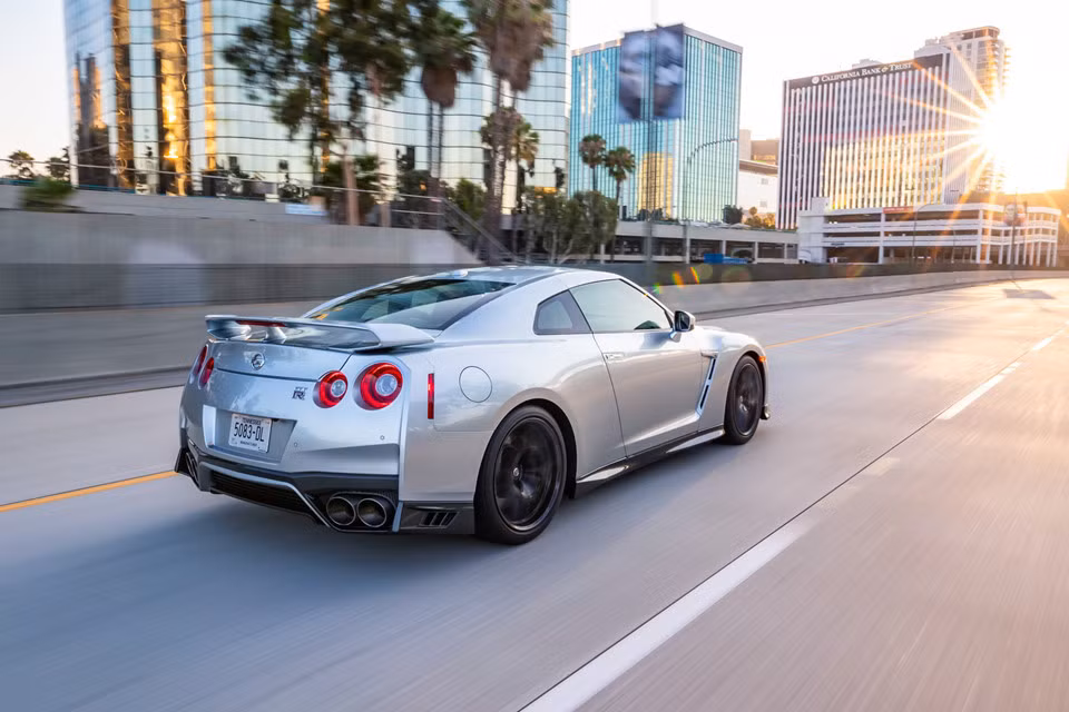 Ở cả 3 bản kể trên, Nissan GT-R 2019 đều được trang bị động cơ xăng V6, tăng áp kép, dung tích 3,8 lít, sản sinh công suất tối đa 565 mã lực và mô-men xoắn cực đại 632 Nm. Sức mạnh được truyền tới bánh thông qua hộp số tự động ly hợp kép 6 cấp và hệ dẫn động 4 bánh toàn thời gian.