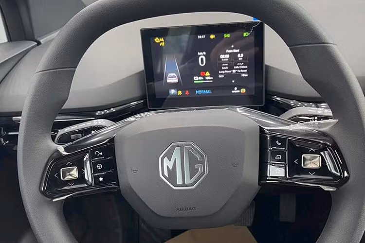 MG4 EV tại Việt Nam chỉ được trang bị ghế bọc nỉ, ghế/cửa cốp chỉnh cơ, điều hòa tự động 1 vùng và không có cửa gió dành cho hàng ghế sau. Những trang bị khác của xe gồm có vô lăng hai chấu dạng D-cut bọc da, tích hợp các nút điều khiển, bảng đồng hồ kỹ thuật số 7 inch, màn hình cảm ứng trung tâm 10,25 inch, hỗ trợ Apple CarPlay/Android Auto, sạc không dây...