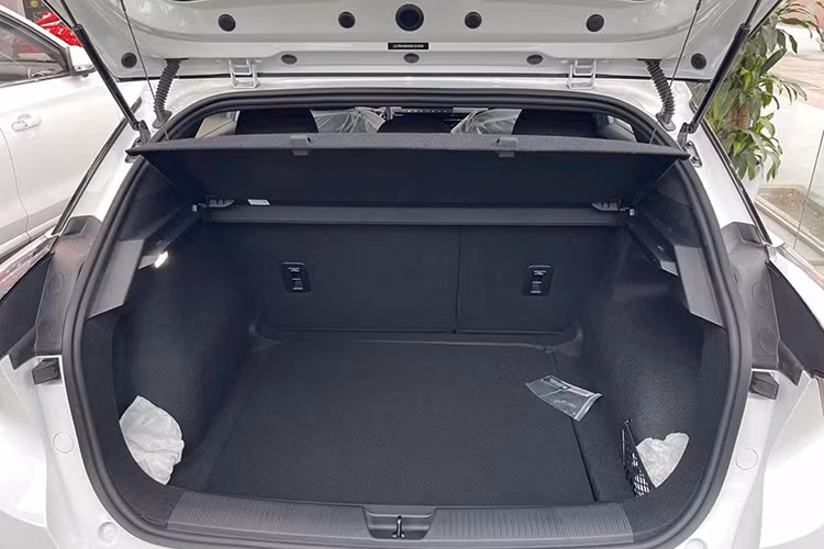 Ở phiên bản DEL tiêu chuẩn, xe dùng pin 51 kWh nên có quãng đường di chuyển sau một lần sạc đầy là 350 km. Trong khi đó, phiên bản LUX sở hữu pin có dung lượng 64 kWh, mang đến phạm vi di chuyển 450 km.