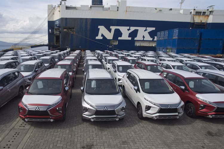 Vào hồi đầu tháng 5/2018 vừa qua, hãng xe Mitsubishi Motors từng tiết lộ thông tin trên trang ôtô Nikkei Asia rằng hoạt động xuất khẩu ôtô sang Việt Nam của hãng đã được khôi phục trở lại sau nhiều tháng bị đình trệ. Mới đây, loạt xe MPV 7 chỗ ngồi Mitsubishi Xpander giá rẻ cũng đã bất ngờ xuất hiện tại nhà máy của hãng tại Việt Nam.