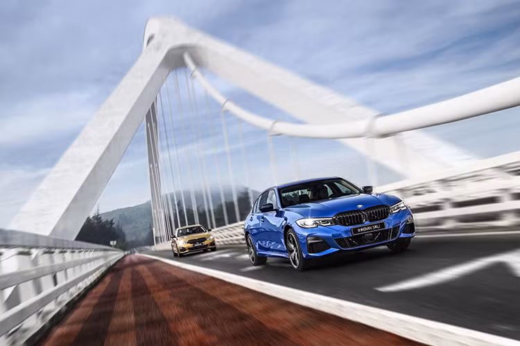 Sự phát triển của BMW 3-Series 2019 mới sở hữu trục cơ sở dài đã diễn ra song song với 3-Series thông thường nhưng sự khác biệt lớn ở đây là mẫu xe độc quyền thị trường Trung Quốc có trục cơ sở được kéo dài thêm 110 mm và giờ đây là 2.961 mm.