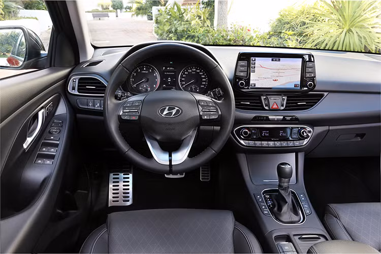Không gian nội thất của Hyundai i30 Tourer 2017 tương đối giống ở bản tiêu chuẩn với màn hình cảm ứng 8 inch tùy chọn đặt ở trung tâm, tích hợp dẫn đường, kết nối Android Auto và Apple CarPlay. Vô-lăng gọn gàng và trực quan hơn, có chức năng sưởi ấm.