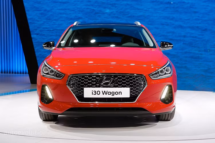 Phần đầu của i30 Tourer 2017 mới vẫn mang ngôn ngữ thiết kế của dòng i30 với đặc trưng là lưới tản nhiệt thác nước chảy. Trong khi đó, nóc xe dốc về phía sau và tỷ lệ kích thước khiến i30 Tourer giống xe coupe. Thiết kế sườn xe mượt mà và khí động học được nhấm mạnh thêm bằng viền cửa sổ mạ crôm