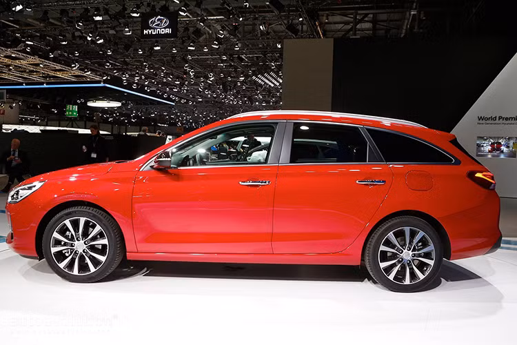 So với phiên bản hatchback thông thường mà hãng xe ôtô Hàn Quốc đã ra mắt cách đây không lâu, Hyundai i30 Tourer 2017 sẽ sở hữu chiều dài nhỉnh thêm 40 mm, 15 mm chiều rộng và chiều cao được giảm bớt 15 mm.