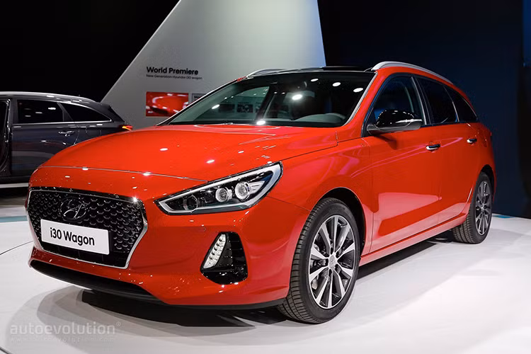 Sau những hình ảnh và không tin chính thức về mẫu xe Huyndai i30 2017 được giới thiệu tại triển lãm Paris Motor Show hồi đầu tháng 10 vừa qua. Đến nay, Hyundai cũng đã công bố thêm những hình ảnh của biến thể Hyundai i30 Tourer mới. Tuy nhiên, phiên bản này được thiết kế chủ yếu dành cho thị trường Châu Âu, nơi ưa chuộng các dòng xe Wagon.