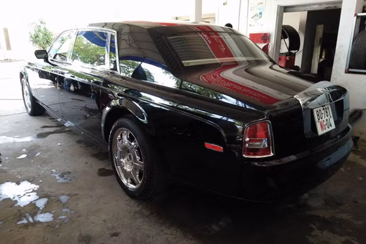 Siêu xe sang Rolls-Royce Phantom được trang bị khối động cơ V12, dung tích 6,75 lít, sản sinh công suất tối đa 453 mã lực ở vòng tua máy 5.350 vòng/phút, mô-men xoắn cực đại 720 Nm ở vòng tua 3.500 vòng/phút. Hộp số tự động 6 cấp. Xe có thể tăng tốc từ 0-100 km/h trong 6,1 giây, tốc độ tối đa có thể đạt 240 km/h.