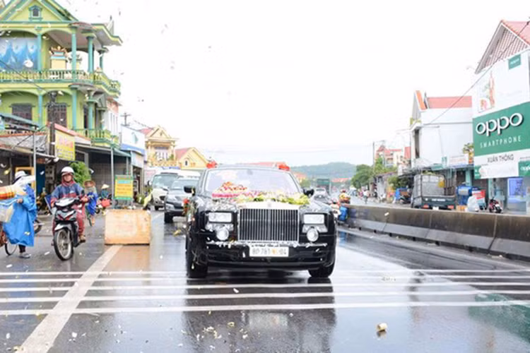 Tại thị trường Việt Nam đã ghi nhận nhiều vụ rước dâu bằng xe siêu sang Rolls-Royce Phantom đình đám ở Sài Gòn, Hà Nội, Quảng Ninh, Hải Phòng... Tuy nhiên, một điều khá thú vị là tại một làng như Lý Hòa thuộc tỉnh Quảng Bình thì đây lại là chuyện "hiếm có khó gặp".