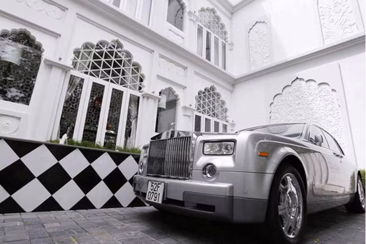 Chiếc Rolls-Royce Phantom biển NG được sử dụng làm xe đưa dâu tại Quảng Bình thuộc thế hệ cũ. Hiện tại trên thị trường Việt, mẫu xe qua sử dụng hiện đang có giá rao bán từ 8 đến 12 tỷ đồng. Chiếc Rolls-Royce Phantom đầu tiên về Việt Nam vào năm 2008 thuộc sở hữu của đại gia Hoàng Khải hay Khải "Silk" (Ảnh: Xe của đại gia Khải Silk).