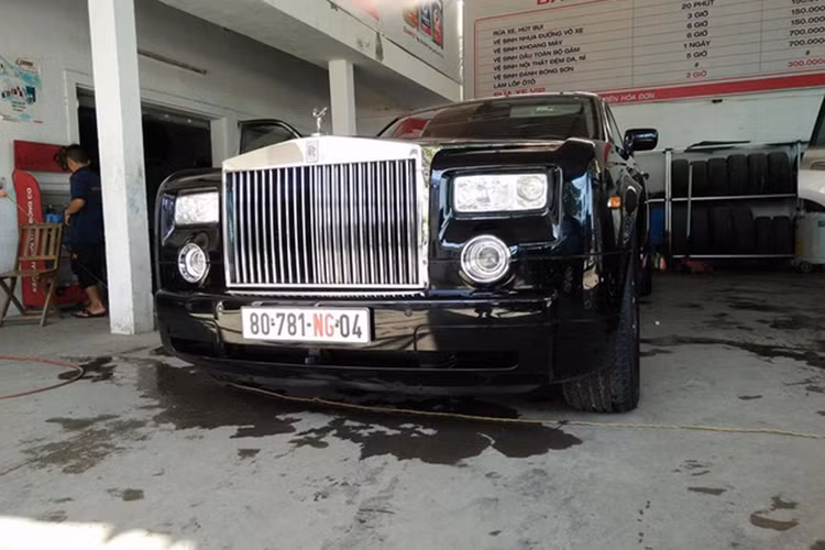 Chiếc xe quý tộc Anh xuất hiện trên đường làng Lý Hòa sở hữu màu đen ngoại thất đầy lịch lãm. Tính đến nay, đã có gần 150 chiếc siêu xe sang Rolls-Royce xuất hiện tại khắp Việt Nam. Ngoài ra, tại thị trường Việt Nam còn có sự góp mặt của những chiếc Rolls-Royce Pham độc nhất vô nhị trên Thế giới như Phantom rồng, Oriental Sun và Lửa thiêng.