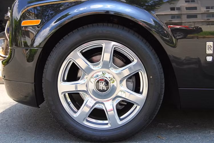 Mặc dù là phiên bản đời cũ, tuy nhiên chiếc Rolls-Royce Phantom biển NG rước dâu tại Quảng Bình vẫn còn khá mới. Nhiều chi tiết trên mẫu xe này ở phần ngoại thất không có nhiều thay đổi so với phiên bản mới.