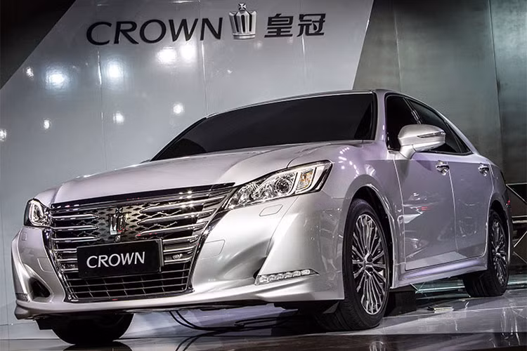Sau khi tung mẫu xe hạng sang đầu bảng Century của mình tại thị trường Nhật Bản, hãng xe hơi Toyota tiếp tục giới thiệu thế hệ mới của sedan hạng sang Toyota Crown 2018 mới tại quê nhà. Đây thực chất là phiên bản thương mại của mẫu Crown Concept đã từng lần đầu tiên trình làng trong triển lãm Tokyo 2017 diễn ra vào tháng 10 năm ngoái.