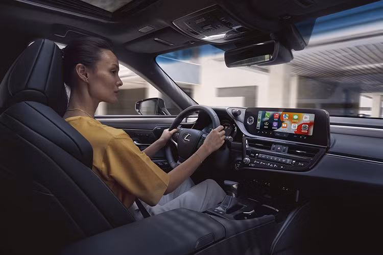 Điểm mới đáng chú ý nhất của Lexus ES 2023 chính là hệ thống thông tin giải trí nâng cấp. Theo hãng Lexus, màn hình thông tin giải trí của mẫu xe này đã trở nên nhạy hơn và có giao diện trực quan hơn trước.