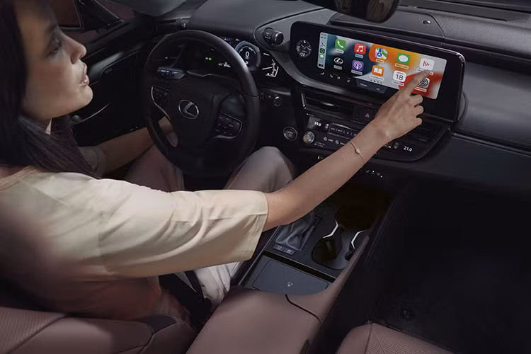 Chưa dừng ở đó, hệ thống thông tin giải trí mới của Lexus ES 2023 có thêm hệ thống định vị dựa trên đám mây, cung cấp thông tin về giao thông và đường sá theo thời gian thực. Bên cạnh đó, người dùng có thể sử dụng hệ thống này để xem nhiều thông tin khác như giá xăng dầu và giá đỗ xe ở từng khu vực. 