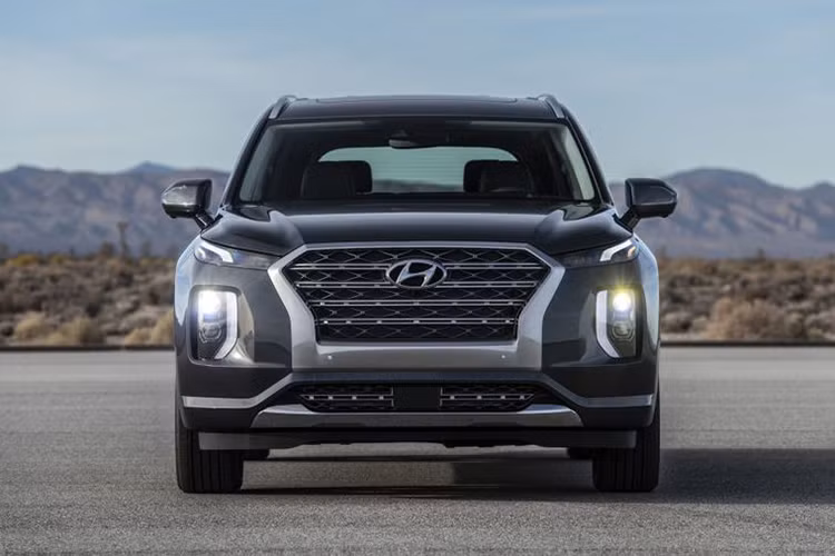 Khoang cabin 8 chỗ của Hyundai Palisade SE 2020 sẽ được trang bị hệ thống thông tin giải trí Display Audio 8 inch có tương thích với Android Auto và Apple CarPlay, điều hòa tự động, vô lăng ống lồng, hàng ghế hai gập điện dễ dàng và khoang chứa đồ dưới sàn tiện lợi.