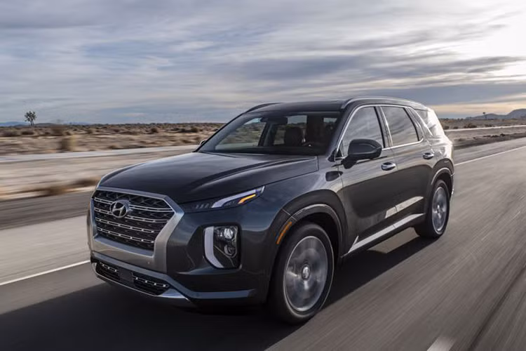 Di chuyển vào bên trong, Hyundai Palisade Limited sở hữu các ghế ngồi bọc da Nappa cao cấp, cụm đồng hồ kỹ thuật số 12,3 inch, hệ thống thông tin giải trí 10,25 inch tích hợp định vị GPS, ghế có sưởi/thông gió, đèn nền nội thất và bộ sạc điện thoại thông minh không dây.