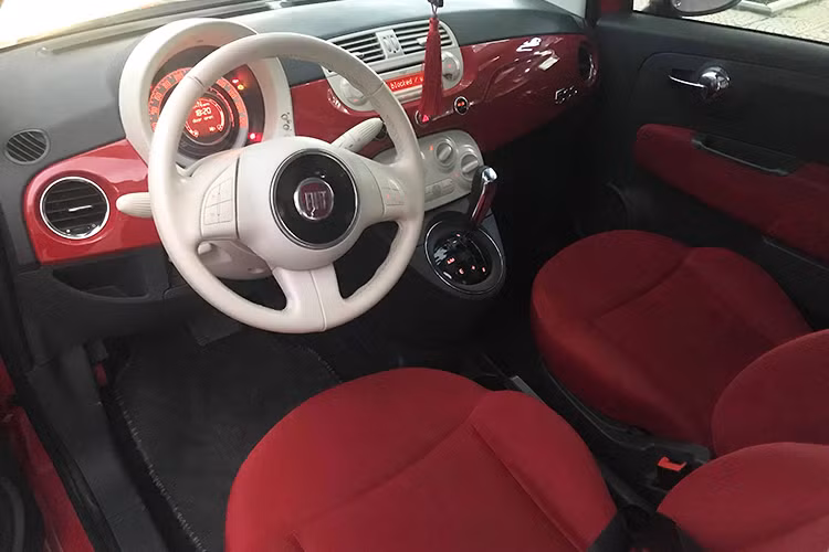 Là chiếc xe nhỏ, Fiat 500 có kích thước dài 3.546 mm, rộng 1.627 mm và cao 1.488 mm. Kích thước không quá lớn nhưng không gian nội thất thiết kế 4 chỗ ngồi khá hợp lý, đủ khoảng trống để người ngồi thấy thoải mái.