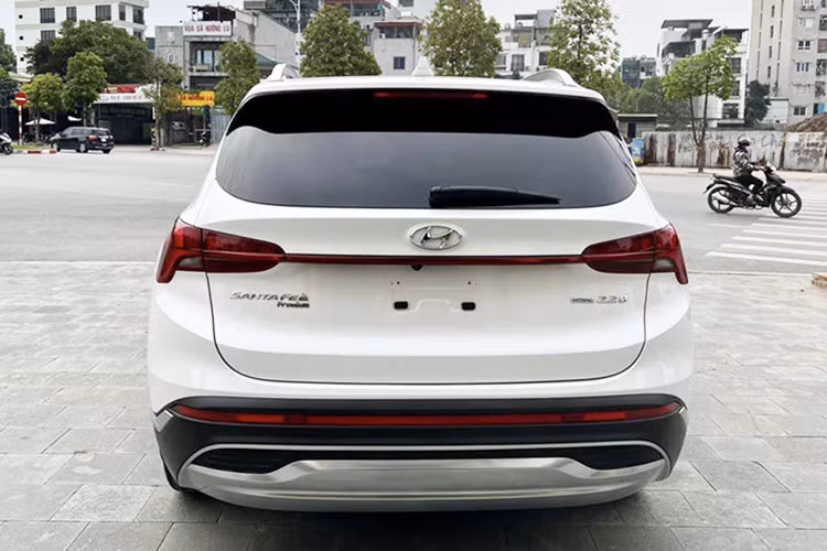 Nguyên nhân là bởi SantaFe máy dầu rất được ưa chuộng tại Việt Nam nhờ khả năng vận hành mạnh mẽ, sức kéo tốt và tiết kiệm chi phí. Do đó, người tiêu dùng Việt Nam thường xuyên săn lùng những chiếc xe này.