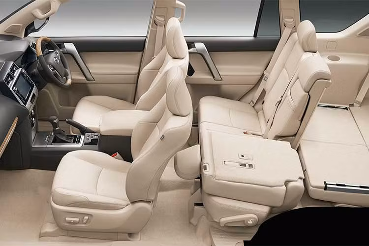 Về trang bị an toàn, xe được trang bị hệ thống chống bó cứng phanh ABS, phân phối lực phanh điện tử cùng Gói trang bị an toàn Toyota Safety Sense bao gồm hệ thống chống va chạm trước, cảnh báo chuyển làn, phát hiện người đi bộ, hỗ trợ khởi hành và hệ thống điều khiển hành trình chủ động dựa vào radar, cảnh báo chuyển làn và đèn pha tự động...