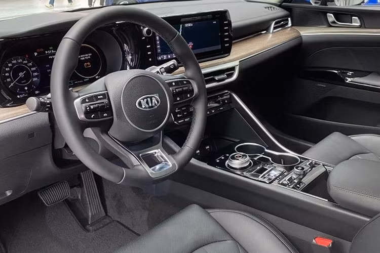 Bên trong Kia Optima 2020 được trang bị màn hình cảm ứng 10,25 inch của hệ thống thông tin giải trí nằm độc lập trên mặt táp-lô, nối liền với bảng đồng hồ kỹ thuật số có màn hình LCD 12,3 inch. Bên cạnh đó là vô lăng hình chữ D thể thao, cửa gió điều hòa, nút bấm chuyển số thay cho cần số truyền thống, đèn viền nội thất, thay đổi màu sắc theo chế độ lái, hệ thống âm thanh Krell, khay sạc điện thoại thông minh không dây...