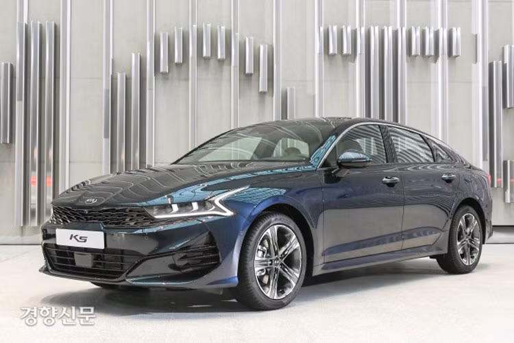 Về ngoại hình, Optima 2020 sở hữu chiều dài 4.905 mm, rộng 1.860 mm, cao 1.445 mm và chiều dài cơ sở 2.850 mm. So với thế hệ cũ, xe dài hơn 50 mm, rộng hơn 25 mm và thấp hơn 20 mm. Ngoài ra, mẫu sedan cỡ D này còn có thiết kế ngoại thất táo bạo hơn trước nhờ lưới tản nhiệt "miệng hùm" mở rộng đến mức ăn sâu cả vào cụm đèn pha hai bên.