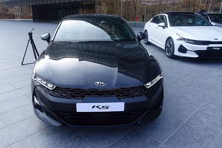 Tại thị trường Hàn Quốc, giá xe Kia Optima 2020 được bán ra dao động từ 20,9 - 38,7 triệu Won (tương đương khoảng 412 - 762 triệu đồng). Dự kiến, sau Hàn Quốc, Kia Optima mới sẽ tiếp tục ra mắt những thị trường khác trên thế giới, trong đó bao gồm cả Việt Nam.