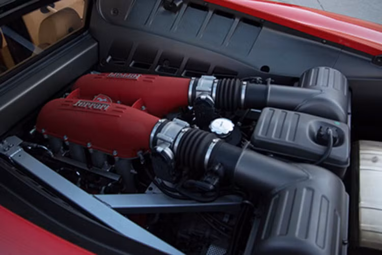 F430 được trang bị động cơ V8, dung tích 4,3 lít, công suất tối đa 498 mã lực và mô-men xoắn cực đại 465 Nm tại 5.250 vòng/phút, đi cùng hộp số sàn 6 cấp. Theo công bố của hãng siêu xe Ferrari, F430 có thể tăng tốc 0-100 km/h trong khoảng 4 giây và có thể đạt vận tốc tối đa 315 km/h.