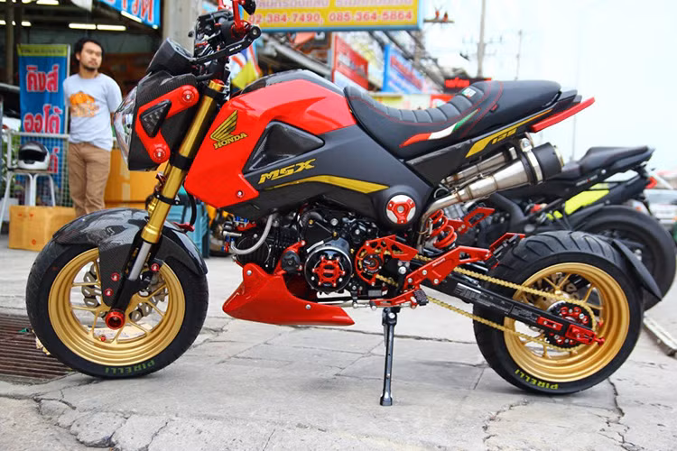 Với những món đồ chơi "hàng hiệu" được trang bị lên, nó không chỉ giúp cho chiếc Honda MSX trở nên nổi bật hơn mỗi khi xuất hiện trên phố mà còn làm tăng thêm sức mạnh của xe trên đường chạy.