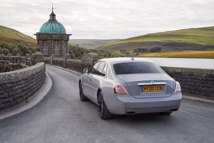 Hiện chưa có chiếc xe siêu sang Rolls-Royce Ghost thế hệ hoàn toàn mới nào về đến Việt Nam nhưng một số công ty nhập khẩu tư nhân đã bắt đầu chào hàng. Ước tính, số tiền mà các đại gia Việt phải bỏ ra để sở hữu mẫu xe Rolls-Royce Ghost thế hệ hoàn toàn mới sẽ không dưới 30 tỷ đồng cao hơn rất nhiều so với các đại gia ở Hồng Kông chỉ phải chi ra để sở hữu Rolls-Royce Ghost 2021.