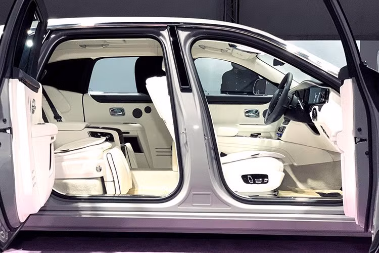 Bên trong khoang lái của Rolls-Royce Ghost 2021 có điểm nhấn chính là chi tiết trang trí hoàn toàn mới có tên Illuminated Fascia. Về cơ bản, đây là "bầu trời sao" nằm trong mặt táp-lô, thành quả sau 2 năm và hơn 10.000 giờ lao động của các kỹ sư của hãng xe siêu sang Rolls-Royce.