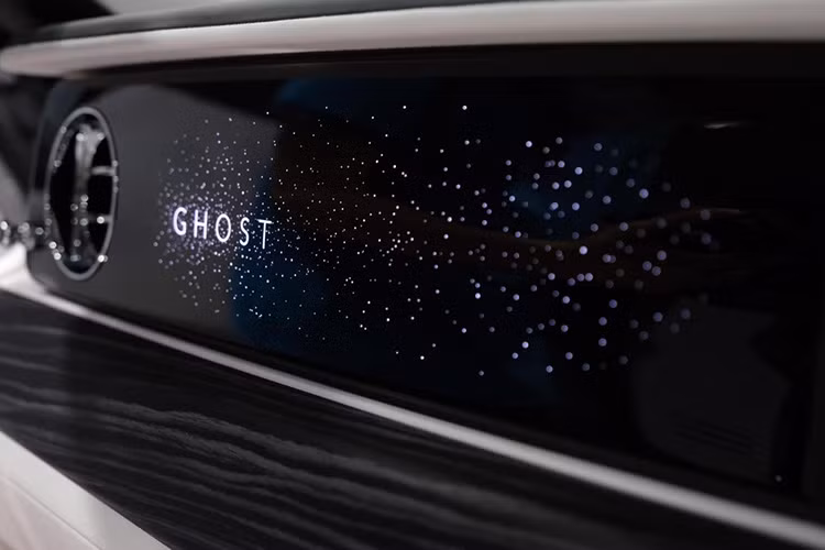 Chiếc xe siêu sang Rolls-Royce Ghost thế hệ hoàn toàn mới sẽ dùng động cơ xăng V12, tăng áp kép, dung tích 6.75 lít, tạo ra công suất tối đa 563 mã lực tại vòng tua máy 5.000 vòng/phút và mô-men xoắn cực đại 850 Nm tại vòng tua máy 1.600 vòng/phút như trước.