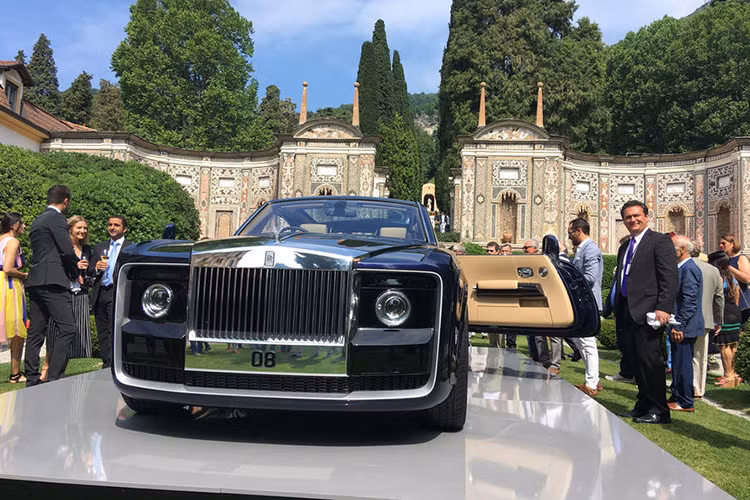 Sự ra đời của Rolls-Royce Sweptail khá lý thú khi Rolls-Royce nhận được yêu cầu từ một khách hàng đặc biệt muốn một chiếc xe siêu sang hoàn toàn khác biệt vào ănm 2013. Vị khách này đã gửi tới Rolls-Royce yêu cầu thiết kế của mình về một chiếc xe sang trọng nhưng phóng khoáng, ngồi trên xe phải có cảm giác như đang ngồi trên một chiếc du thuyền.