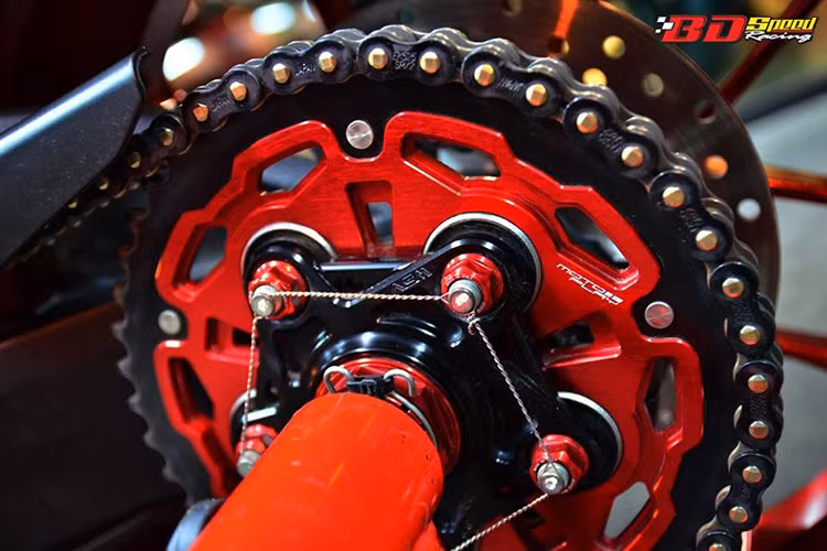Ducati Hypermotar sở hữu cỗ máy Testastretta góc nghiêng 11 độ dung tích 821 phân khối cho công suất 110 mã lực tại vòng tua máy 9.250 vòng/phút, mô-men xoắn cực đại 89 Nm tại 7.500 vòng/phút.