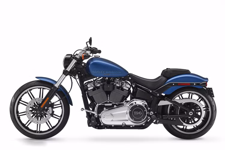 Harley-Davidson Breakout 114 phiên bản 115Th Anniversary vẫn kế thừa vẻ ngạo nghễ vốn có của dòng xe 2018 của hãng môtô cơ bắp Mỹ. Xe kết hợp với mầu sơn mới, thiết kế bình xăng nhỏ hơn làm nổi bật khối động cơ Milwaukee-Eight 107/114.
