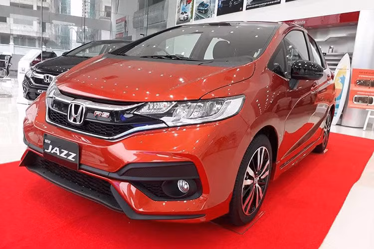 Theo thông tin từ phía các đại lý ôtô Honda Việt Nam, hiện họ đang âm thầm áp dụng các chương trình giảm giá dành cho khách hàng khi mua xe Honda Jazz với mức lên tới từ 60 đến 100 triệu đồng. Mức giá niêm yết chính hãng ủa xe khi chưa giảm giá là; Jazz V có giá 544 triệu đồng, Jazz VX giá 594 triệu đồng và Jazz RS giá 624 triệu đồng.