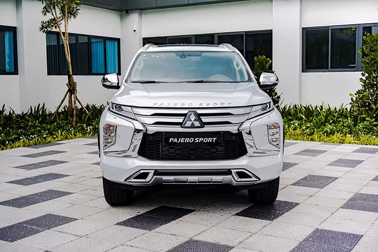 Xe cũng mang đến cho người lái thêm 4 chế độ lựa chọn chạy địa hình (Sỏi – Bùn – Cát – Đá) thao tác dễ dàng chỉ bằng một nút bấm giúp hỗ trợ người lái dễ dàng lựa chọn chế độ lái tương ứng với điều kiện địa hình. Giá xe Mitsubishi Pajero Sport 2020 sẽ bán ra với 2 phiên bản máy dầu duy nhất là 4x2 AT và 4x4 AT cùng mức tương ứng là 1,11 tỷ và 1,345 tỷ đồng, kèm bộ quà tặng trong tháng 10/2020 trị giá 50 triệu đồng bao gồm bộ phụ kiện thể thao và Iphone 11 Pro Max 64 Gb.