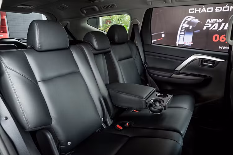 Triết lý 'Omotenashi” còn có thể dễ dàng nhận thấy trên Pajero Sport 2020 thông qua tính năng đóng mở cốp sau bằng điện và đá cốp thông minh. Đặc biệt, khác với các mẫu xe khác, vốn chỉ trang bị 1 cảm biến đá cốp đặt ngay giữa cản sau vốn gây ra đôi chút phiền toái trong thao tác đá cốp, Pajero Sport 2020 được trang bị đến 2 cảm biến đá cốp đặt ở 2 góc của cản sau, giúp cho thao tác đá cốp dễ dàng và thuận tiện hơn.