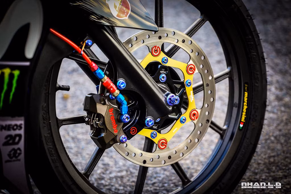 Xe được trang bị bộ mâm Daytona 5 chấu hình chữ V đi kèm đĩa phanh và cùm phanh đều mang thương hiệu Brembo. Lốp IRC Racing. Chủ nhân thay dây dầu mới của Earl's kết hợp với ngắt dầu Staubli GP.