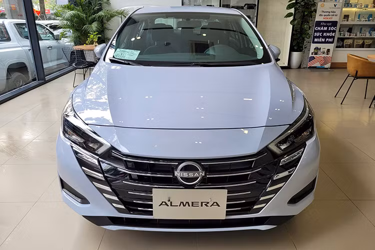 Ra mắt khách Việt vào cuối tháng 11/2024, Nissan Almera 2025 nhanh chóng có ưu đãi tại đại lý khi bước sang năm mới. Trong tháng 1, mẫu xe này được giảm 10-20 triệu đồng với hai bản thấp (EL và V) nhưng sang tháng 2, biến thể V được gia tăng mức giảm lên tới 30 triệu đồng, hạ giá từ 529 triệu xuống 499 triệu đồng.