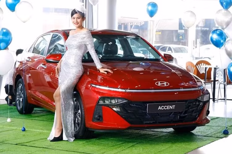Trong cuộc đua doanh số sedan hạng B, Hyundai Accent cũng không thể đứng ngoài cuộc đua giảm giá. Mặc dù, TC Motor không chính thức áp dụng các chương trình ưu đãi, giảm giá, nhưng các đại lý phân phối của Hyundai vẫn áp dụng giảm giá từ 22 – 34 triệu đồng cho một số phiên bản Accent, tương đương mức hỗ trợ 50% lệ phí trước bạ, một con số không hề nhỏ, giúp khách hàng tiết kiệm được một khoản chi phí đáng kể khi mua xe.