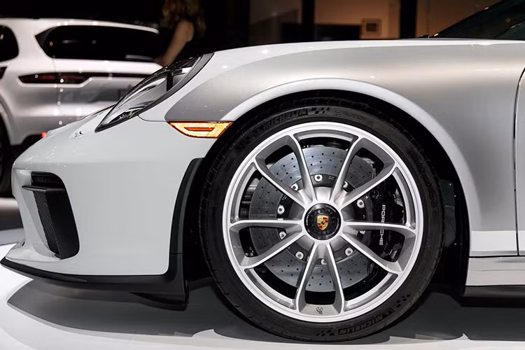 Chia sẻ khung gầm với 911 GT3, mui trần Porsche 911 Speedster 2019 được hưởng lợi hàng loạt công nghệ hiện đại, có thể kể đến như giá treo động cơ mới, bền và nhẹ hơn hay hệ thống đánh lái trục sau động cơ mới. 
