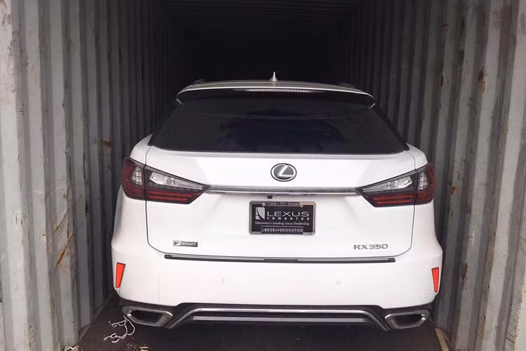 Tuy nhiên so với những dòng IS hay NX, RX có ít chi tiết thiết kế phá cách hơn. Một ví dụ điển hình đó là cụm đèn pha dạng hình hộp bình hành thông thường thay vì thiết kế rất "lạ" như trên chiếc IS. Đương nhiên, lưới tản nhiệt "Spindle Grille" đặc trưng Lexus cũng xuất hiện trên mẫu xe này. Ngoài ra, nó cũng có "phom" thân xe rất giống NX.